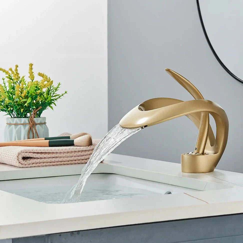 Badkamerkraan - CurveFlow - Oogverblindend Gebogen Ontwerp - Slanke Watervaluitloop