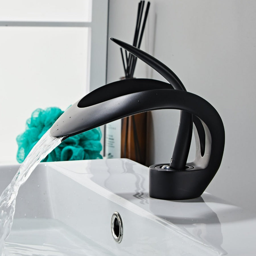 Badkamerkraan - CurveFlow - Oogverblindend Gebogen Ontwerp - Slanke Watervaluitloop